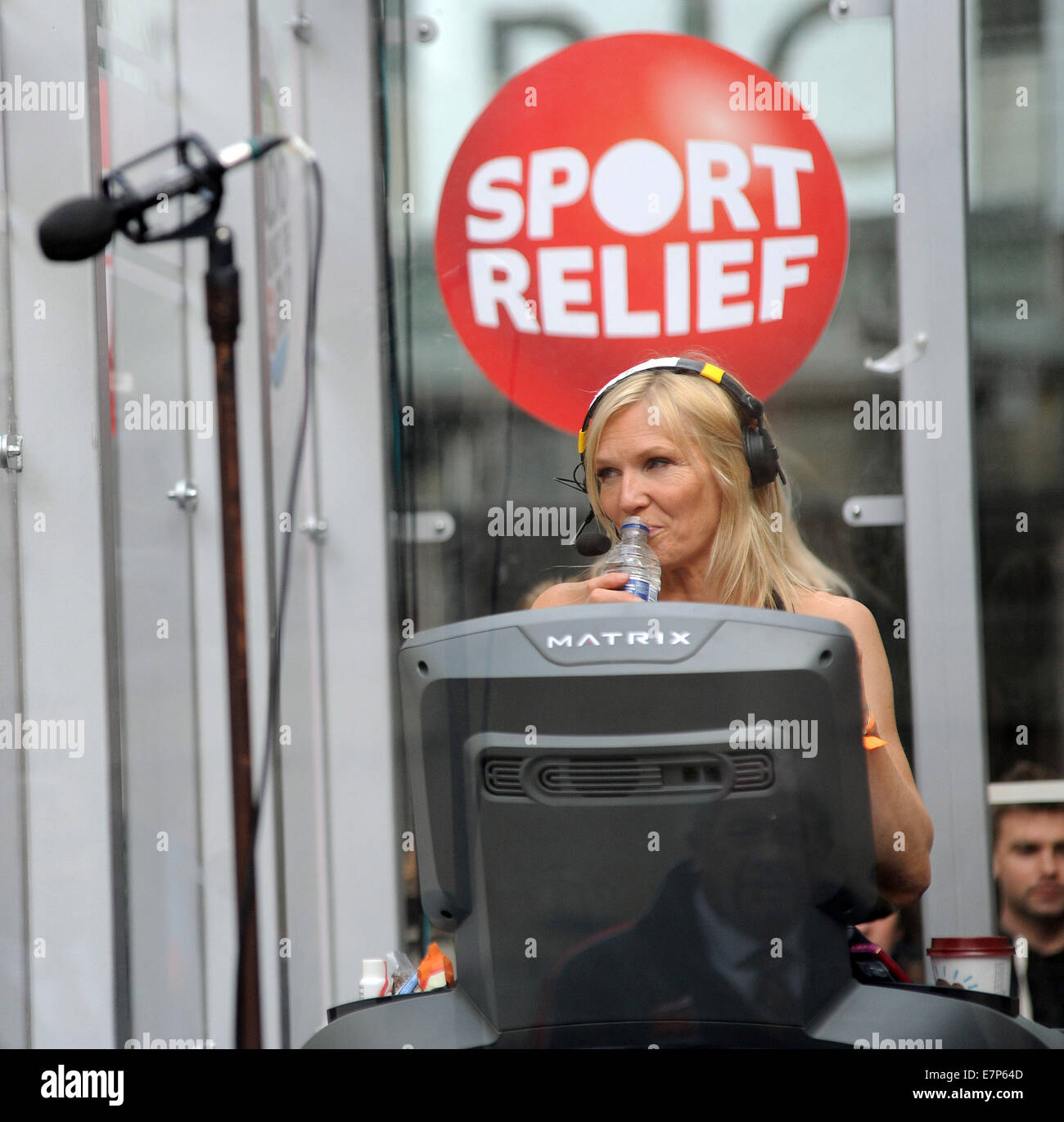 Jo Whiley für Sport Relief einen 26-Stunden-Laufband-Marathon zu laufen. Zwischen den Pausen der BBC Radio 2 DJ beschlossen, weiter ihr Training und für eine geführte Featuring: Jo Whiley wo: London, Vereinigtes Königreich bei: 20. März 2014 Stockfoto