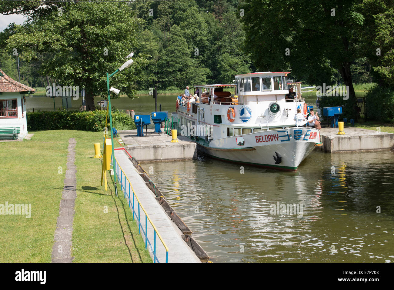 Juli 2014: Boote, Vorbereitung zum Navigieren durch ein Wassersammler an Ruciane Nida in Masuren, Polen Stockfoto