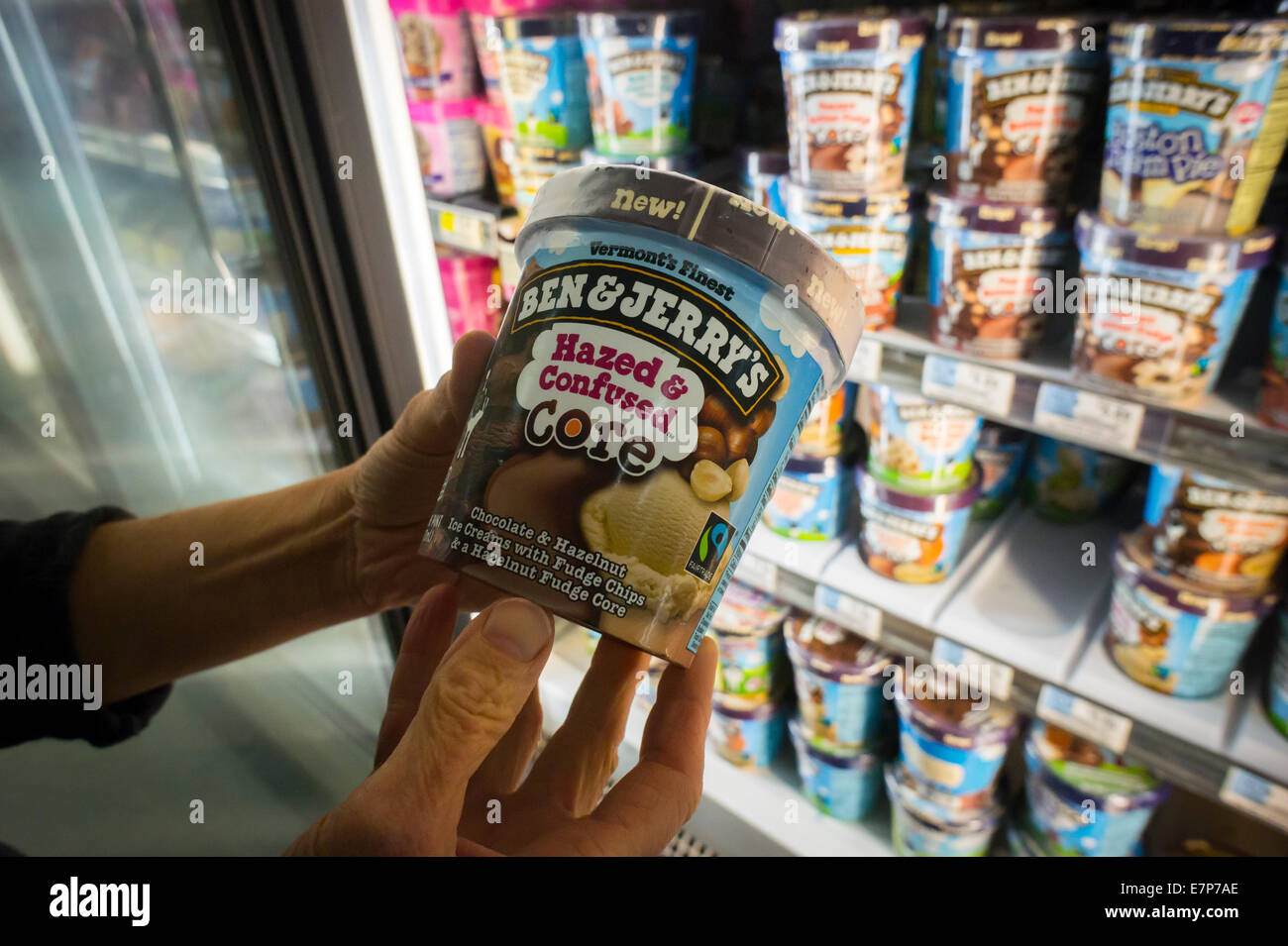 Ein Käufer wählt ein Pint Ben & Jerrys "Hazed & Confused" Eis im Gefrierschrank in einem Supermarkt in New York Stockfoto