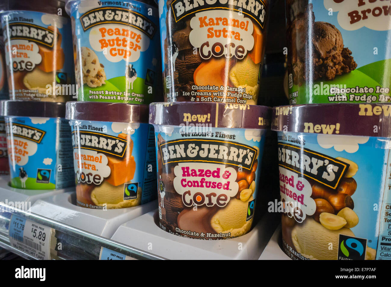 Ben & Jerrys Hazed and Confused Eis wird in einem Gefrierschrank inmitten Pints andere Geschmacksrichtungen in einem Supermarkt in New York gesehen. Stockfoto
