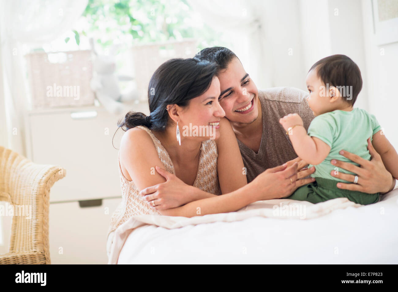 Familie mit Baby Sohn (6-11 Monate) im Schlafzimmer Stockfoto