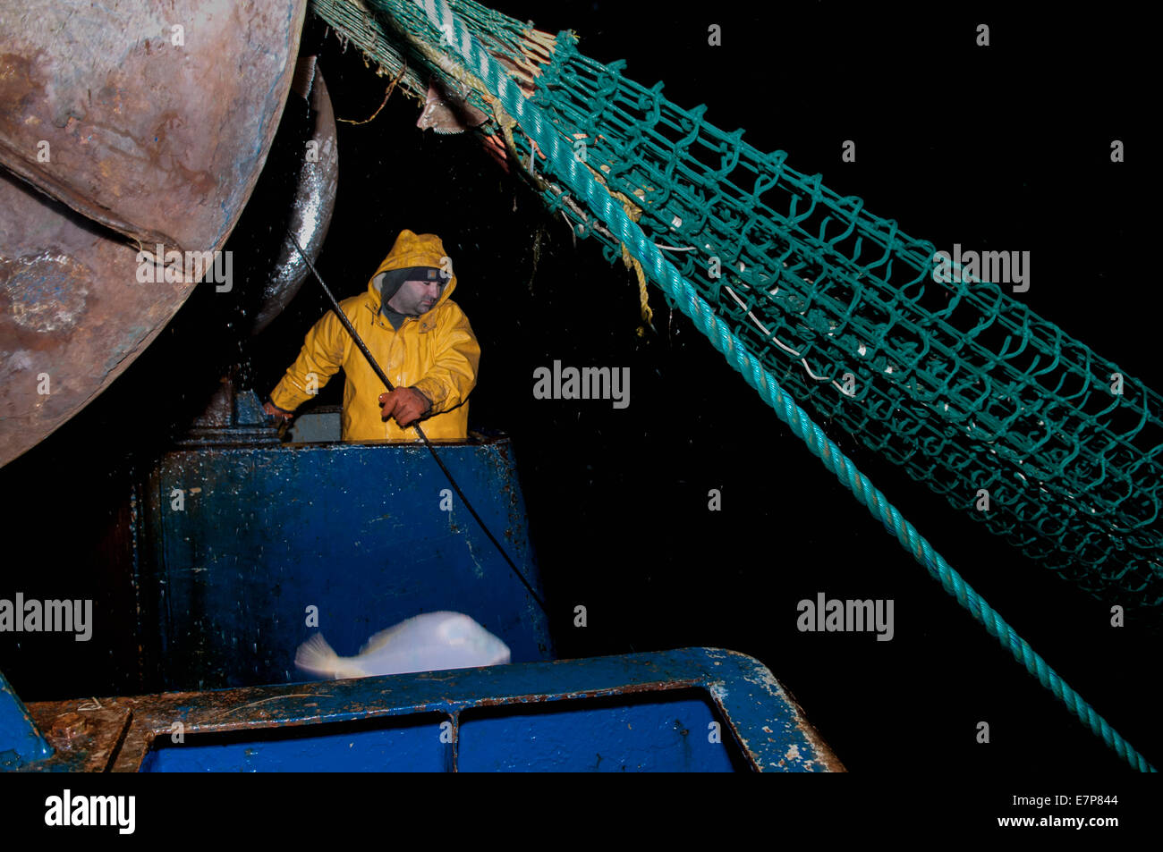 Fischer arbeitet Winde für die Dragger net auf Fischkutter. Stellwagen Bank, New England, Vereinigte Staaten von Amerika, Nord-Atlantik Stockfoto