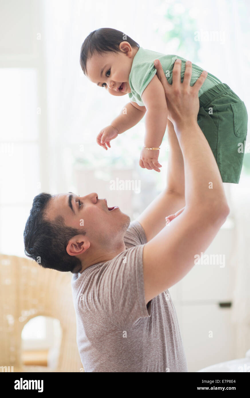 Vater mit seinem Sohn (6-11 Monate) spielen Stockfoto