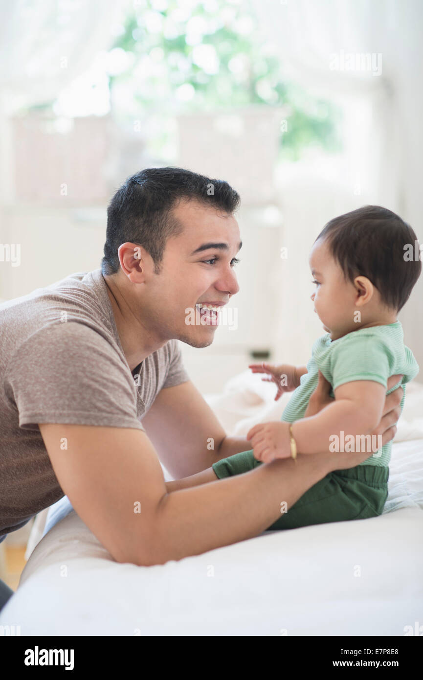 Vater mit seinem Sohn (6-11 Monate) spielen Stockfoto