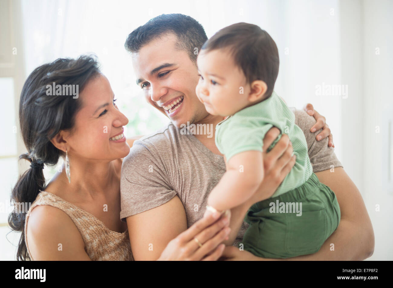 Familie mit Baby Sohn (6-11 Monate) im Schlafzimmer Stockfoto
