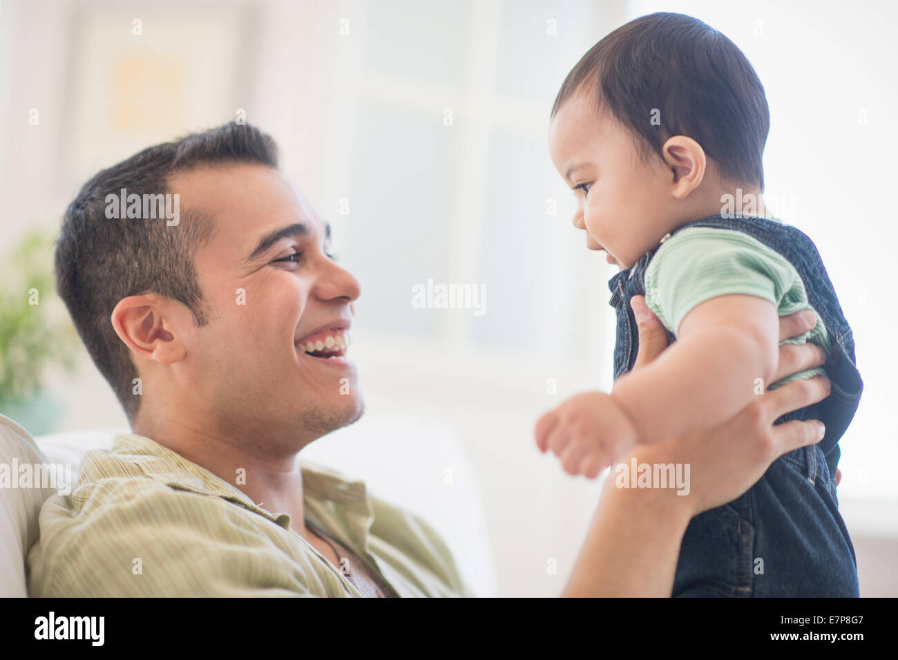 Vater mit seinem Sohn (6-11 Monate) spielen Stockfoto