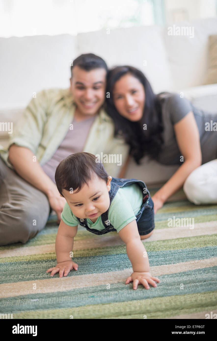 Familie mit Baby Sohn (6-11 Monate) im Wohnzimmer Stockfoto