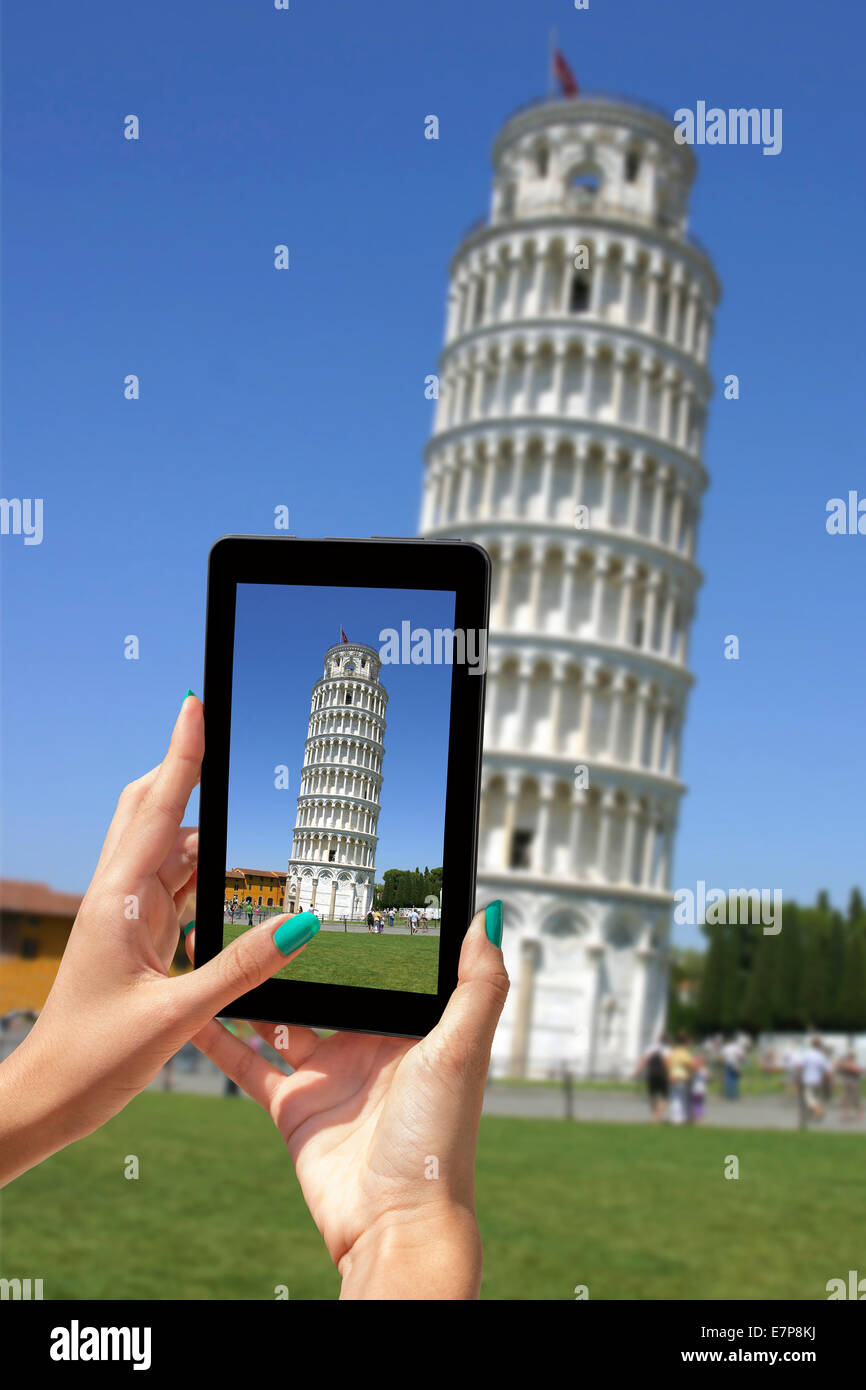 Junges Mädchen unterwegs und fotografiert schiefen Turm in Pisa, mit Tablet Stockfoto