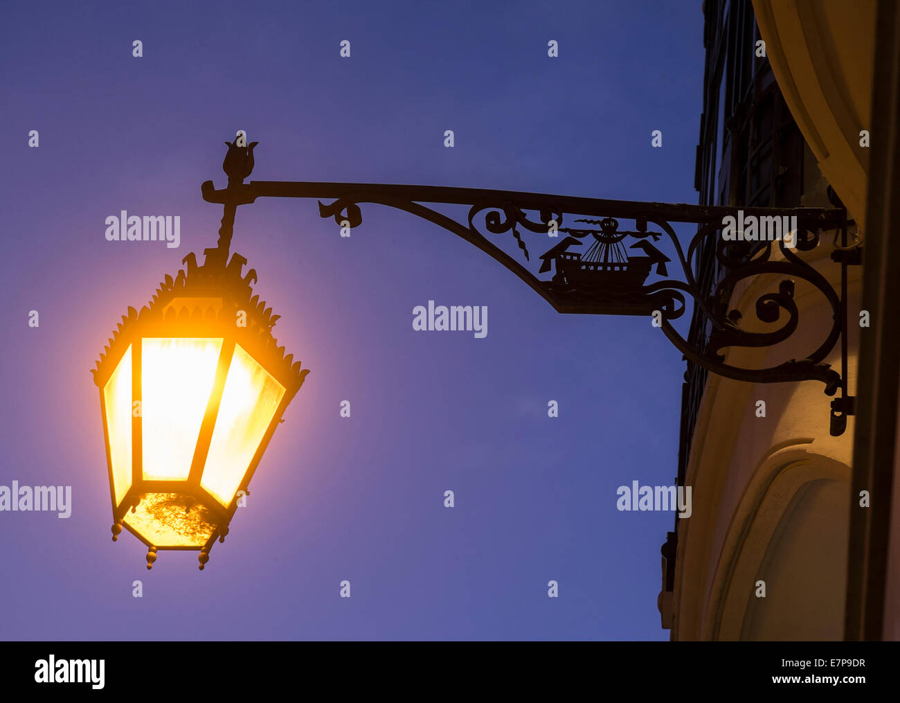 Portugal, Lissabon, Straßenlaterne in der Nacht Stockfoto