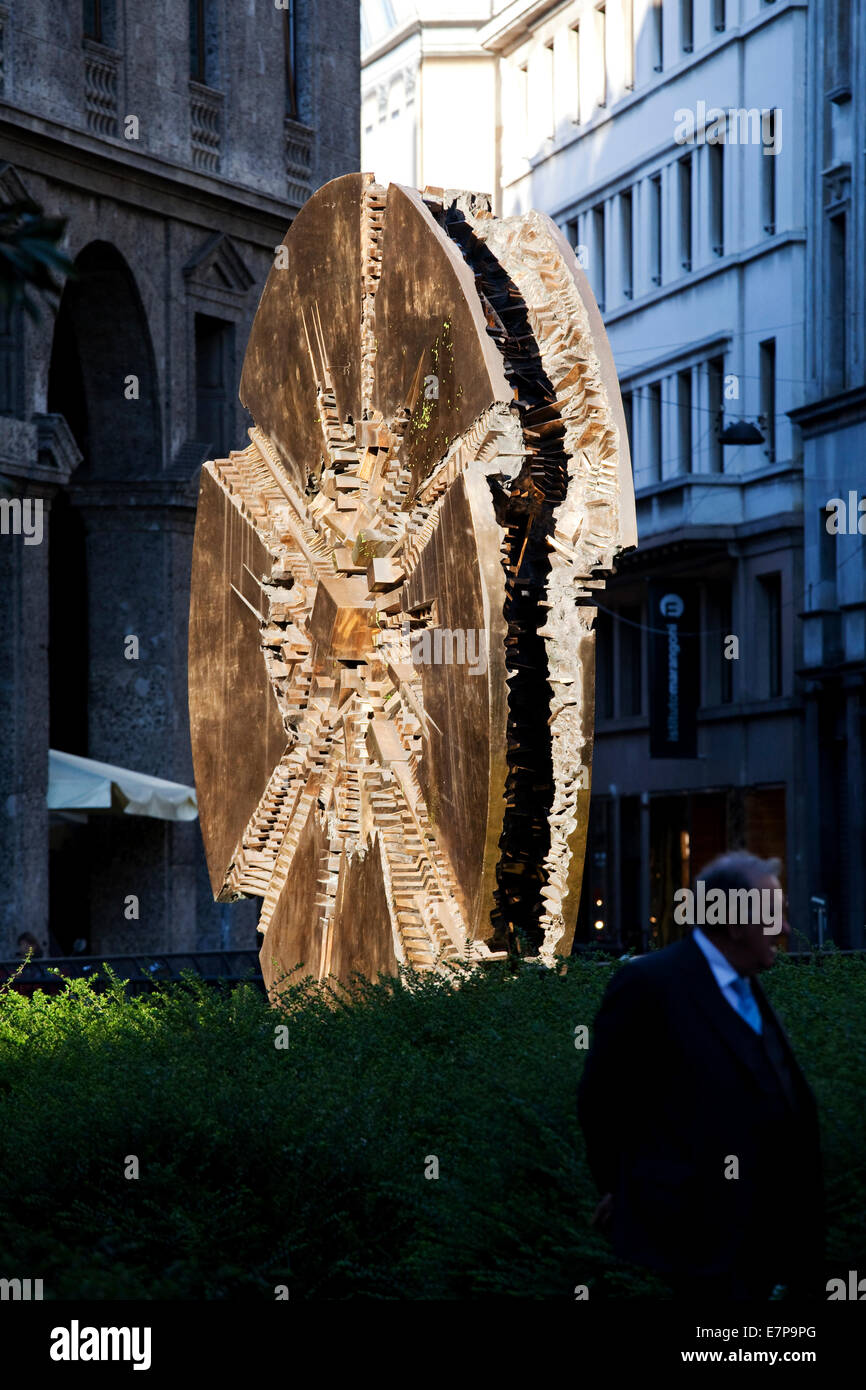 Scultura di Arnaldo Pomodoro eine Milano, eine Skulptur von Arnaldo Pomodoro in Mailand Stockfoto