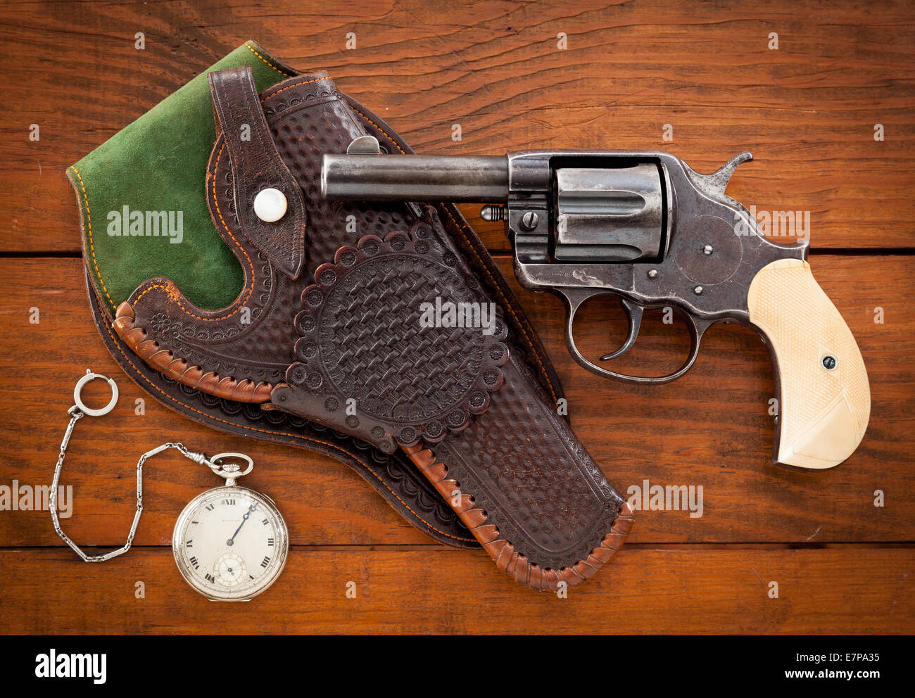antiker Revolver mit holster Stockfoto