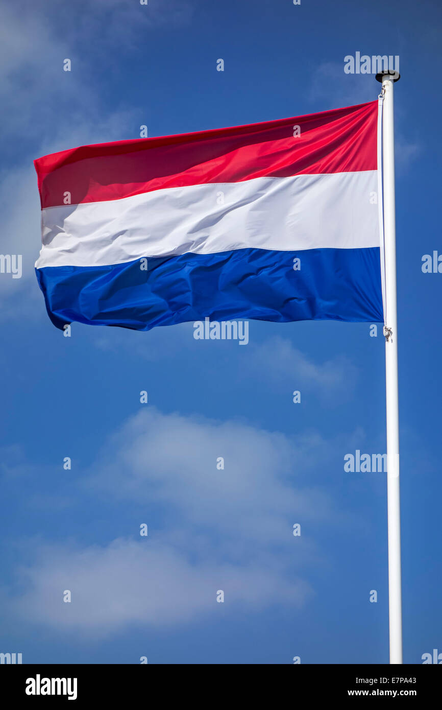 Niederländischen Nationalflagge der Niederlande am Fahnenmast im Wind gegen bewölktem Himmel Stockfoto