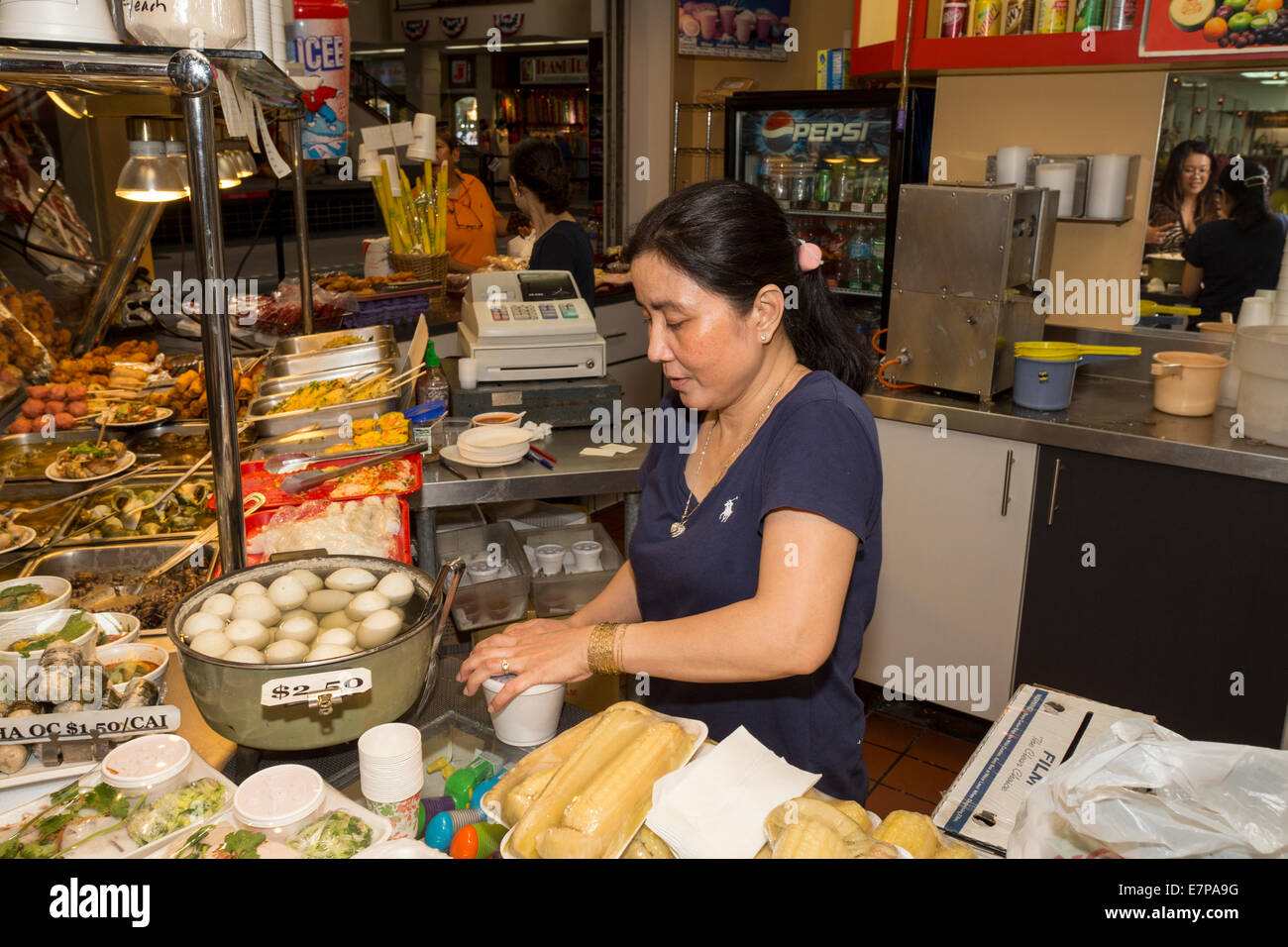 Vietnamese-American Vietnamese-American, Frau, Vietnamesischen Restaurant, Food Court, Asian Garden Mall, Westminster, Orange County, Kalifornien Stockfoto