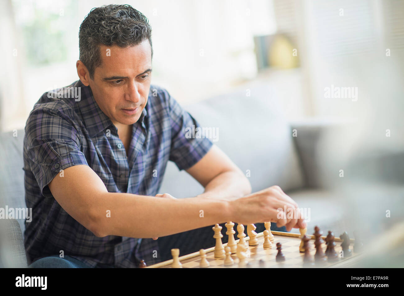 Reifer Mann spielt Schach Stockfoto