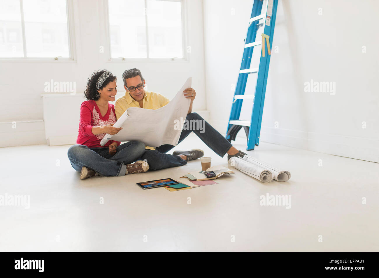 Paar, die Vorbereitung für die Renovierung der neuen Heimat Stockfoto