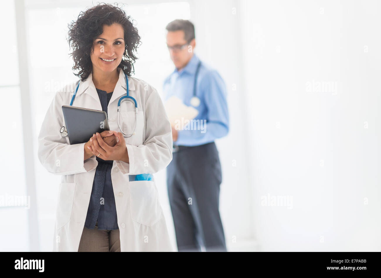 Weibliche und männliche Ärzte im Krankenhaus Stockfoto