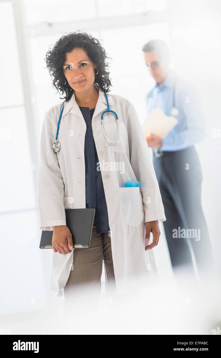 Weibliche und männliche Ärzte im Krankenhaus Stockfoto