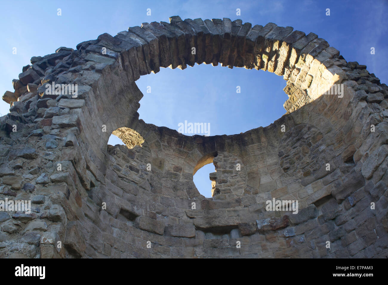 Alte Ruine mit blauen Himmel im Hintergrund. Stockfoto