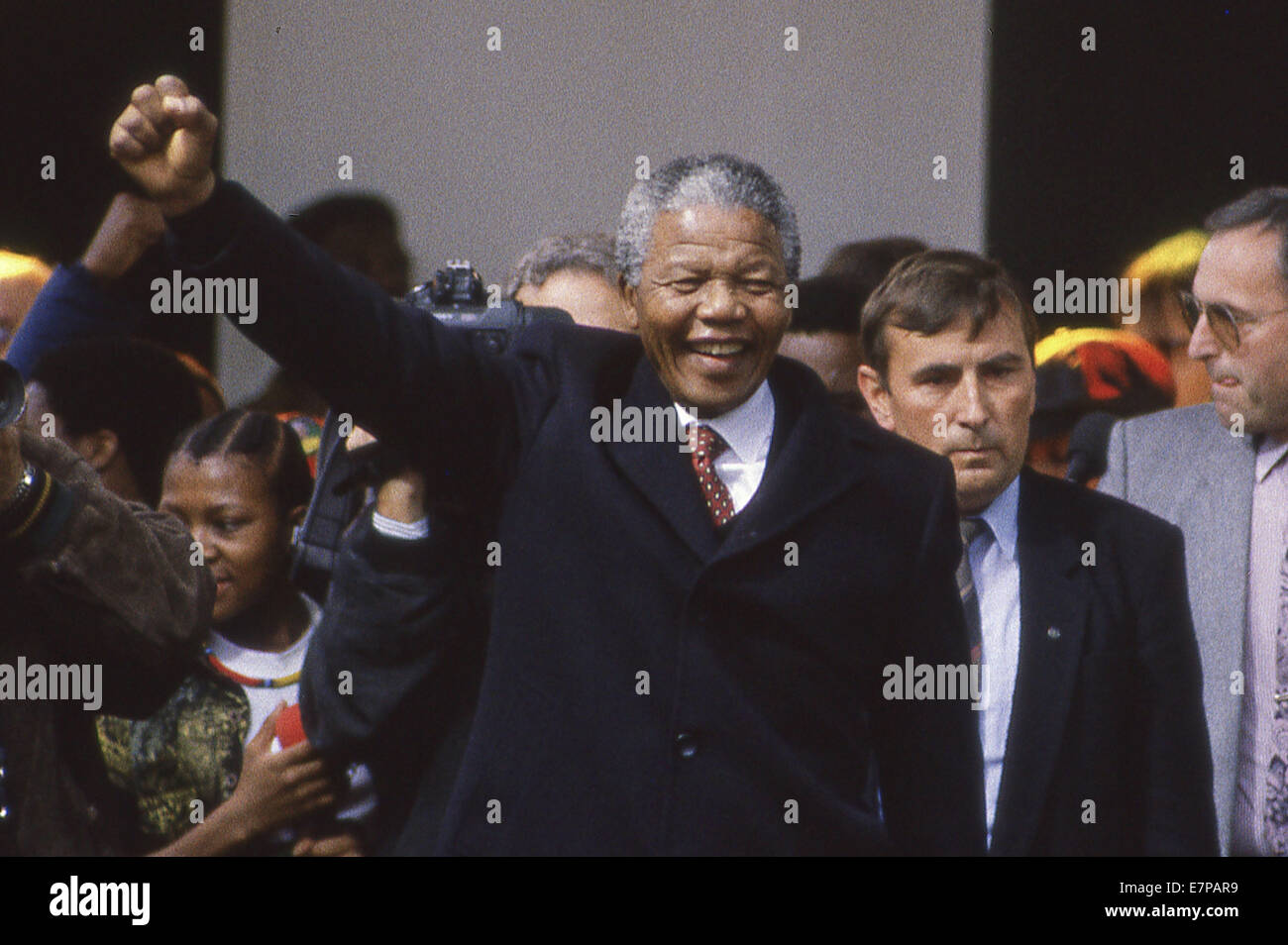 Bonn, Bundesrepublik Deutschland. 17. September 2013. African National Congress Leader Nelson Mandela bei einer Kundgebung am 19. Juni 1990 in Bonn, Bundesrepublik Deutschland. Nelson Mandela, der wenige Monate zuvor nach 28 Jahren aus dem Gefängnis entlassen wurde, wurde auf eine weltweite Tour, Unterstützung der Politik des ANC zu bauen. Zu seiner linken ist ehemalige westdeutsche Führer Willy Brandt.ZUMA Presse/Scott A. Miller © Scott A. Miller/ZUMA Wire/ZUMAPRESS.com/Alamy Live-Nachrichten Stockfoto