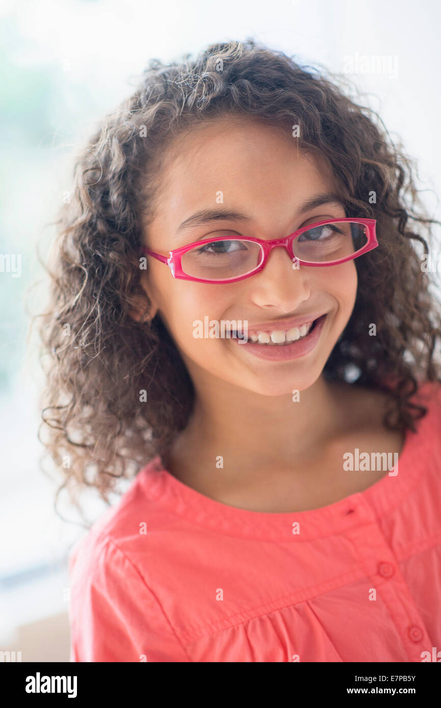 Porträt von Schulmädchen (8-9) tragen rosa Brille Stockfoto