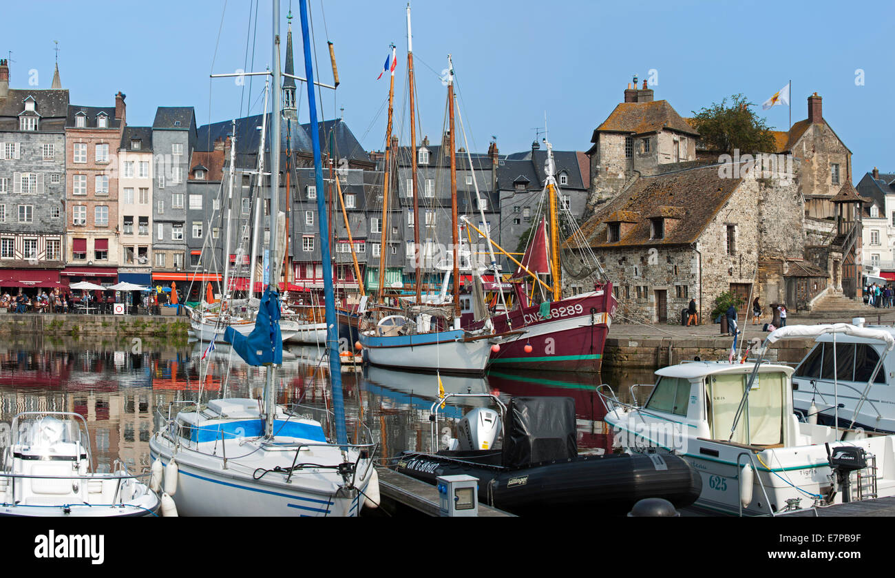 Alter Hafen / Vieux Bassin mit seiner Statthalterei und Häuser mit Schiefer bedeckten Fassaden in Honfleur, Normandie, Frankreich Stockfoto