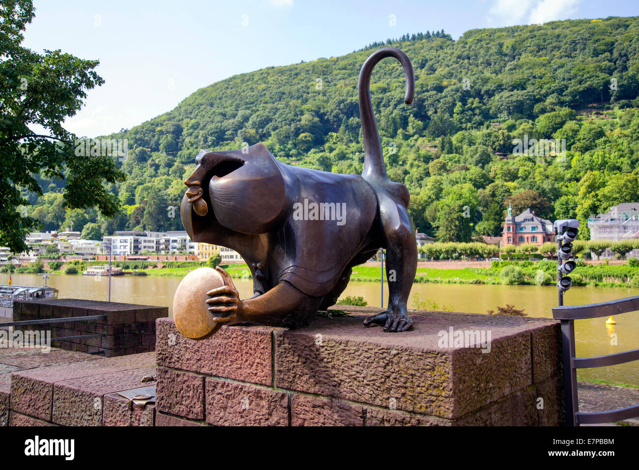 Heidelberg-Affe, Metall-Skulptur eines Affen in der Nähe der alten Brücke über den Fluss, Heidelberg, Deutschland, Baden-Württemberg, Europa Stockfoto
