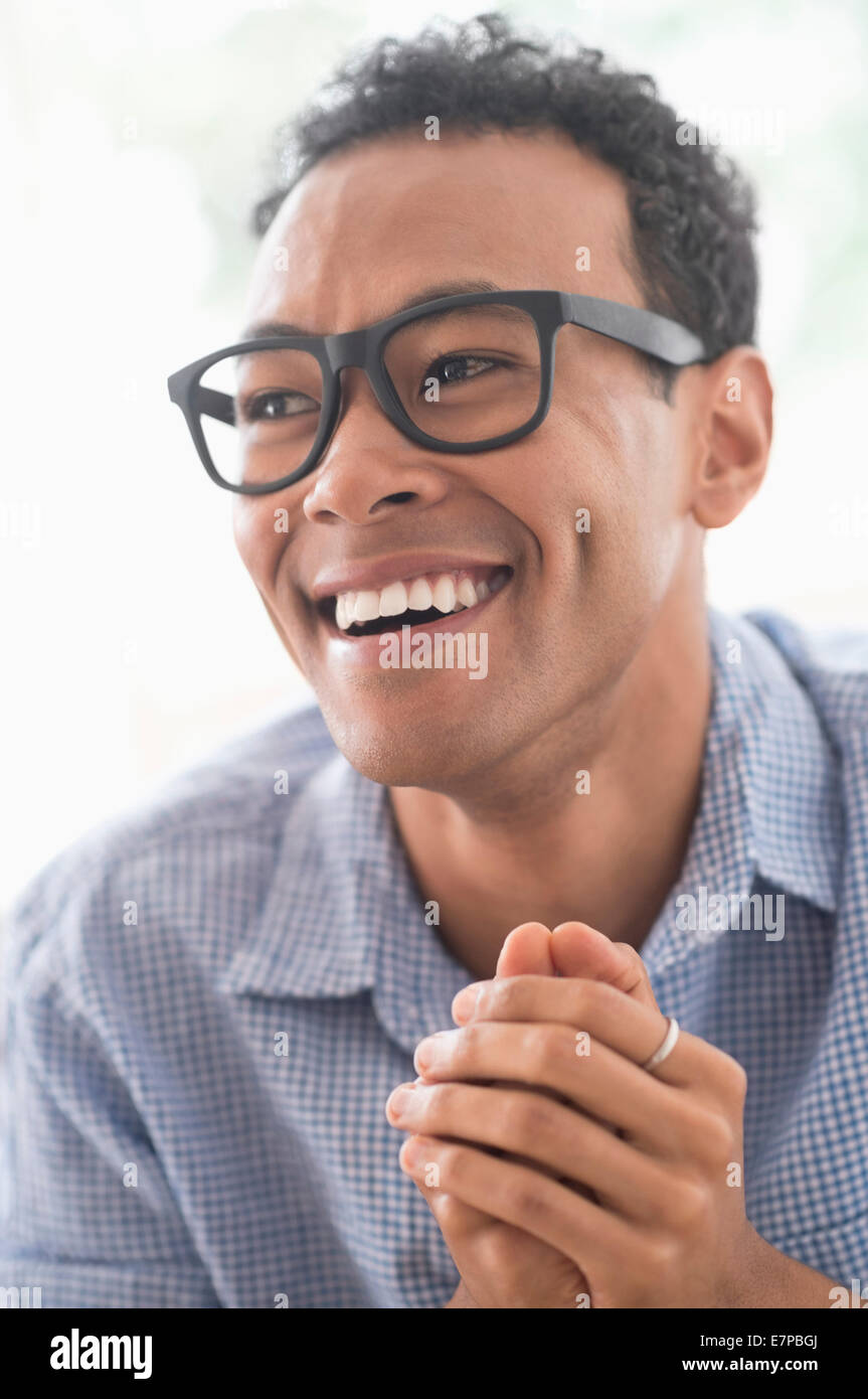 Porträt des jungen Mann lächelnd Stockfoto