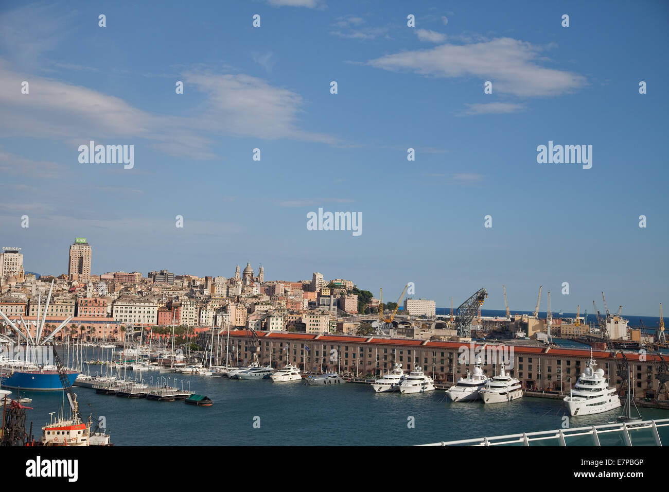 Genua, und seine, Yachthafen, wo beide Luxus Yachten ...und Motor Kreuzfahrten, alle Teil der Regeneration der Stadt. Stockfoto