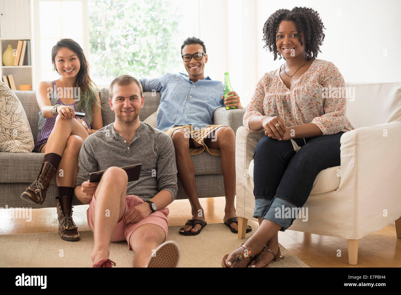Porträt der Gruppe von Freunden im Wohnzimmer sitzen Stockfoto