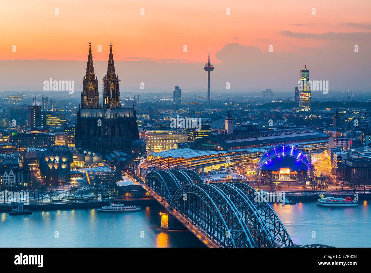 Köln in der Abenddämmerung Stockfoto
