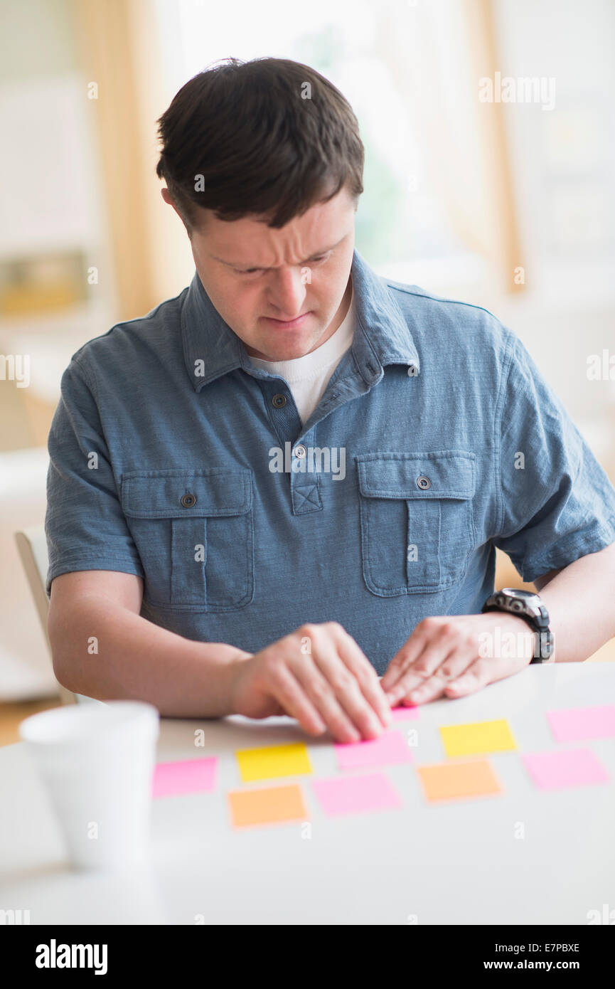 Menschen mit Down-Syndrom, Memory-Spiel zu spielen Stockfoto