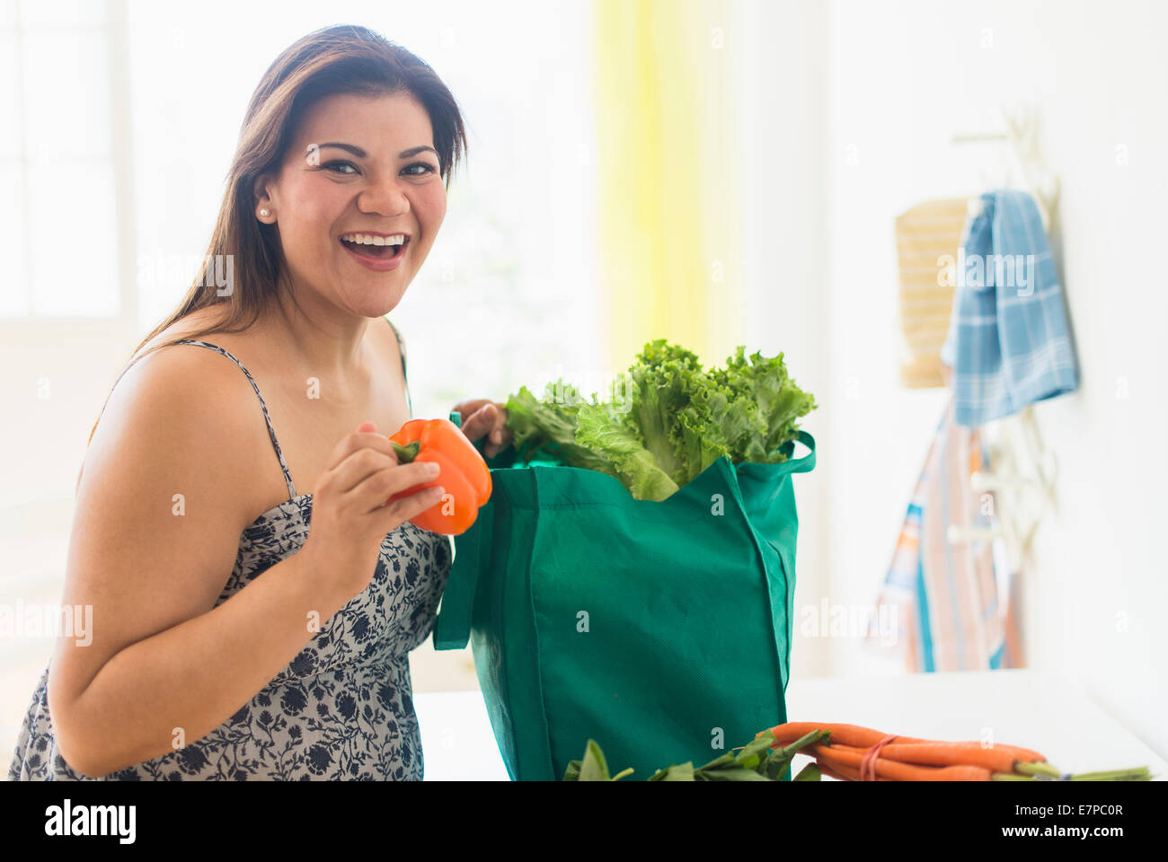 Frau herausnehmen Gemüse Einkaufstüte Stockfoto