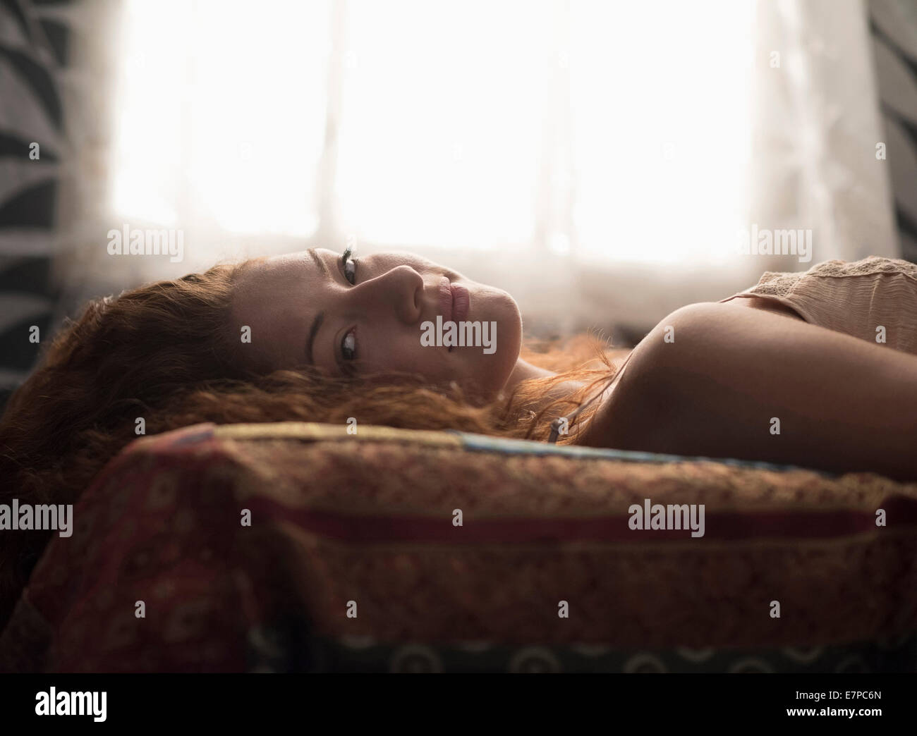 Porträt der stilvolle Frau im Bett Stockfoto