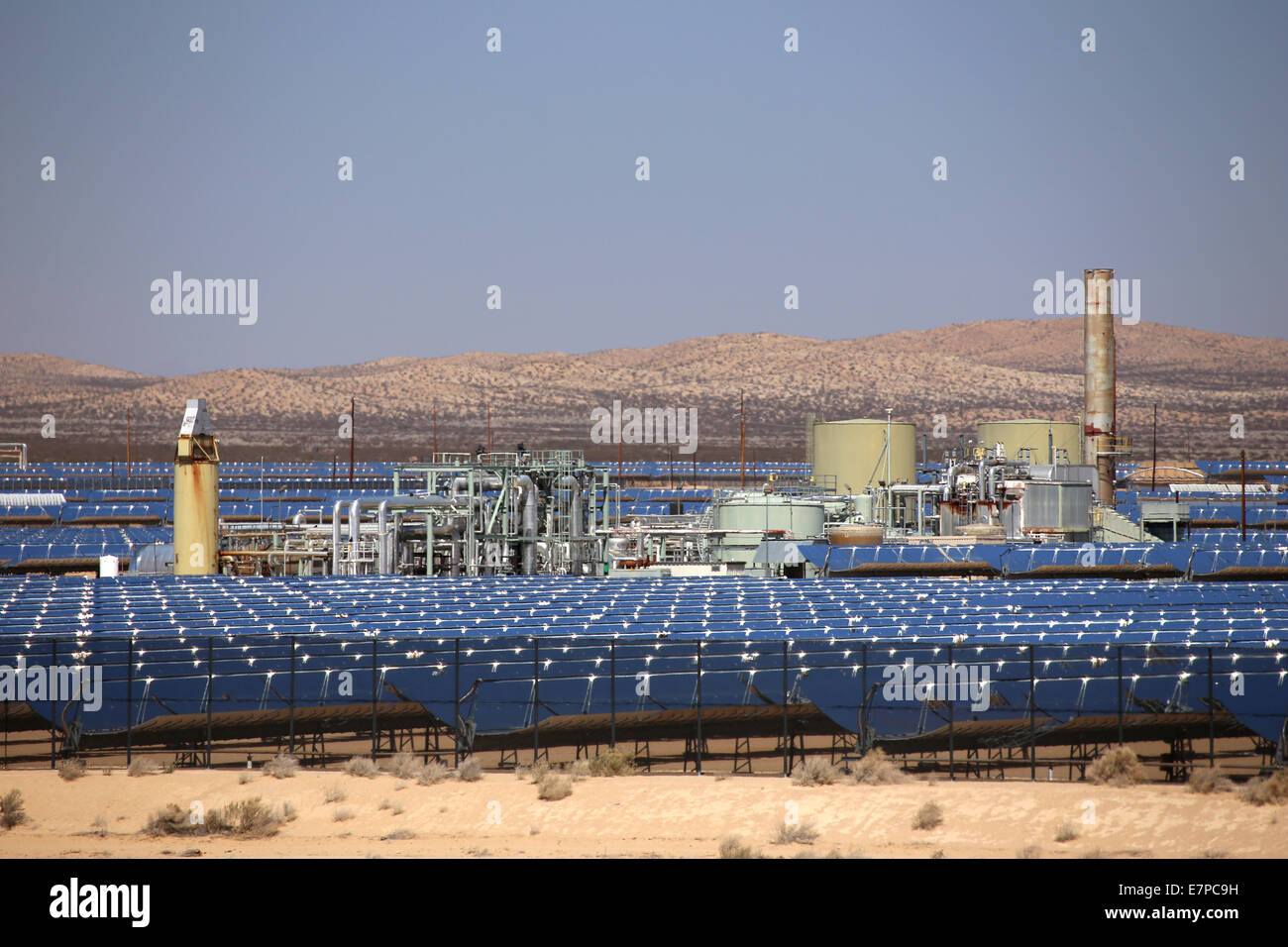 Blick über Kramer Junction Solar Power Generation Facility Stockfoto