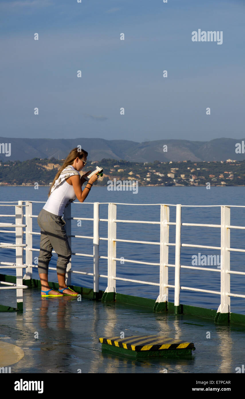 Young Female ein Buch auf einer Fähre zu lesen, während Stockfoto