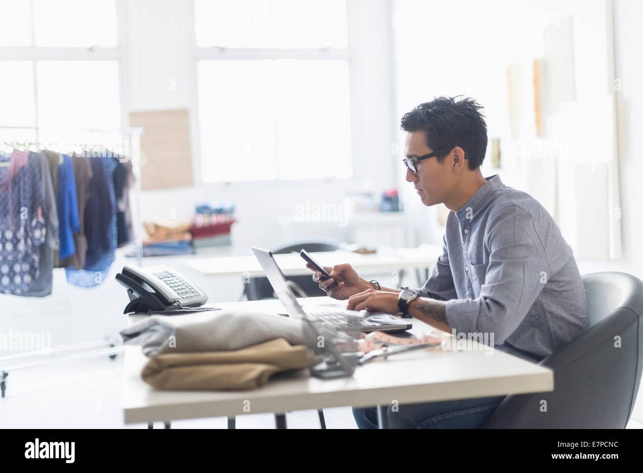 Seitenansicht des Menschen arbeiten im studio Stockfoto