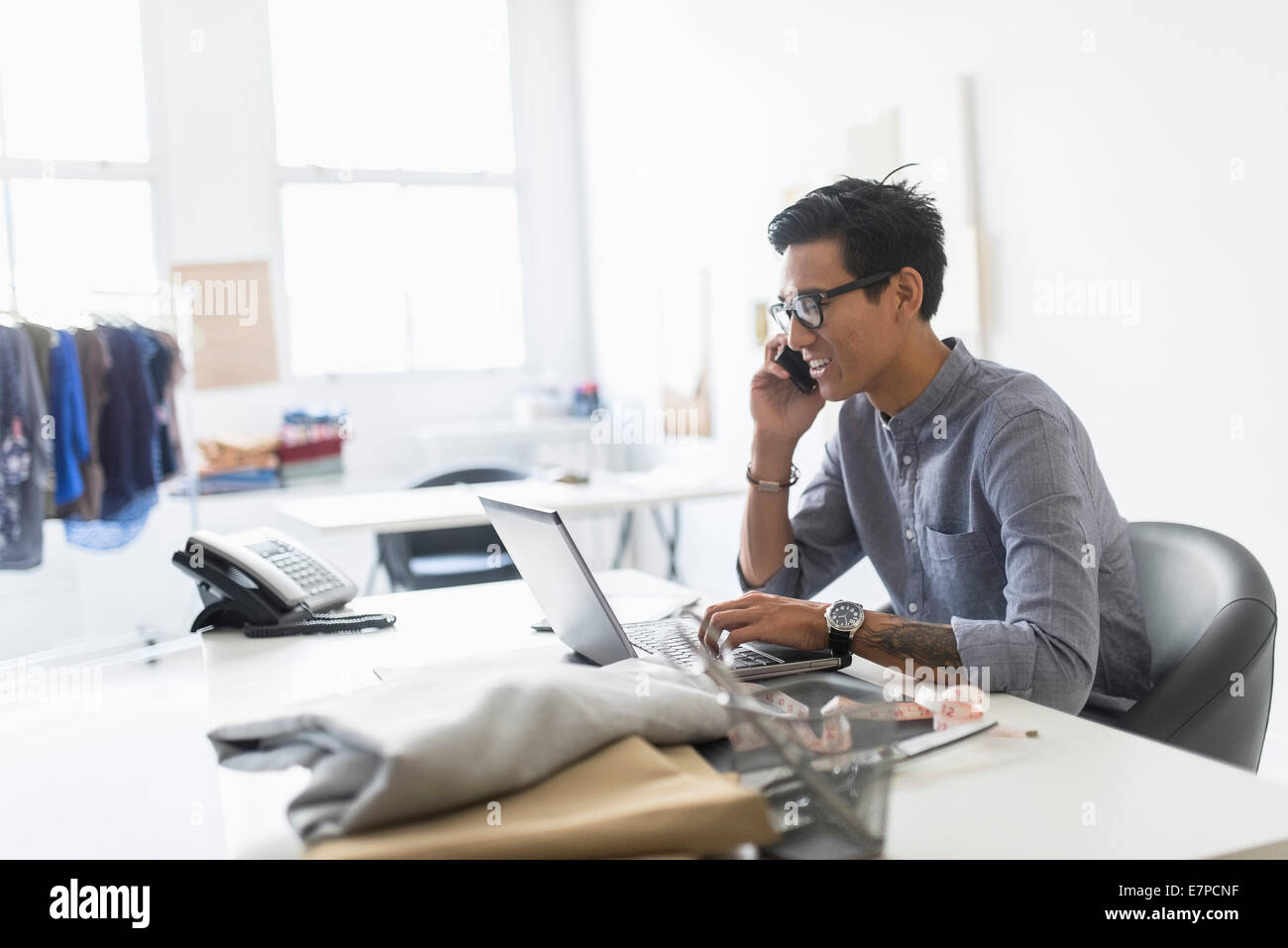 Seitenansicht des Menschen arbeiten im studio Stockfoto