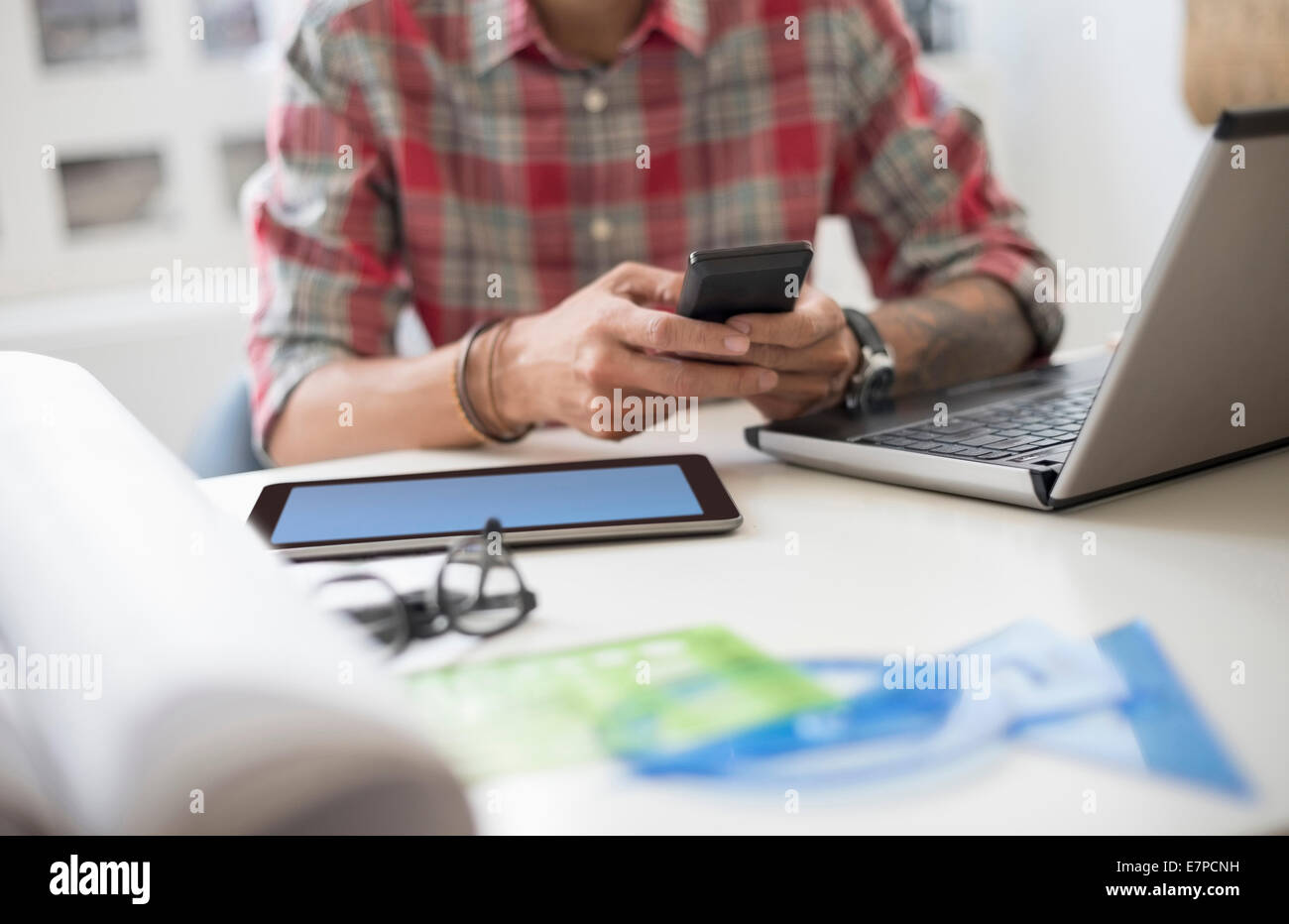 Mittleren Bereich der Mann SMS Stockfoto