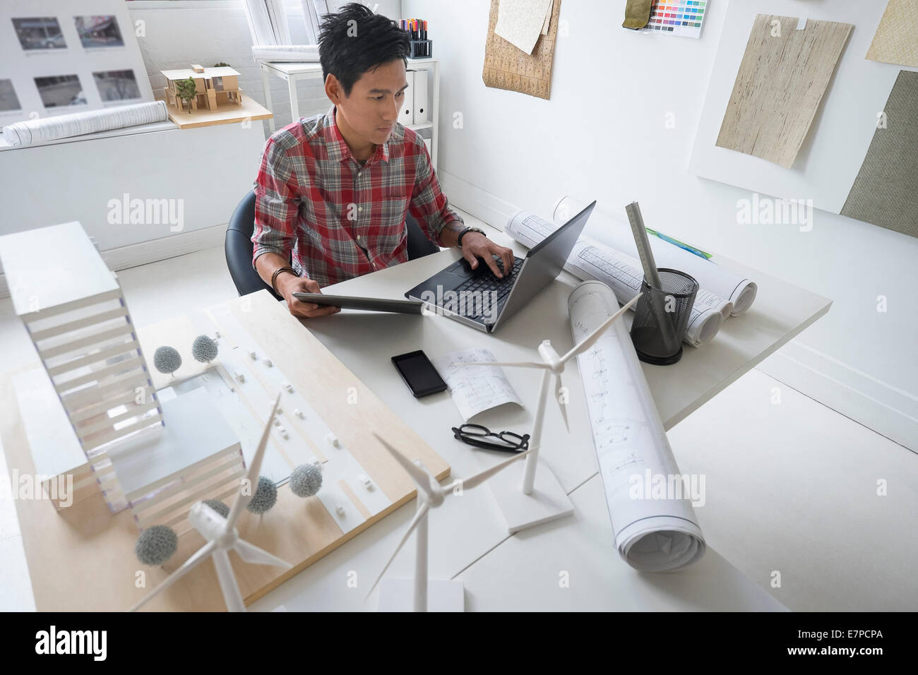 Architekt im Büro arbeiten Stockfoto