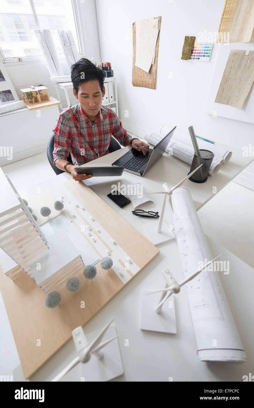 Architekt im Büro arbeiten Stockfoto