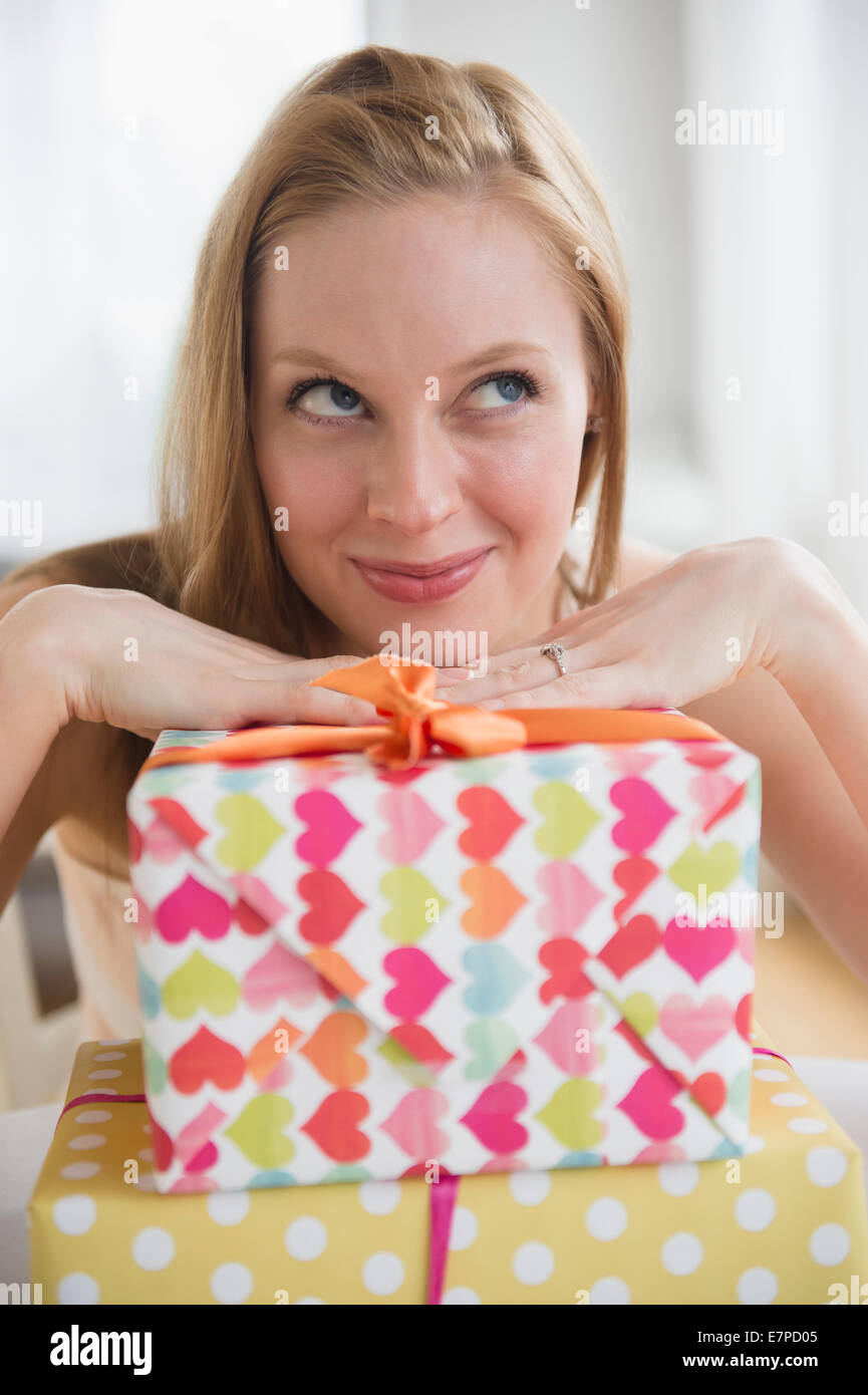 Porträt der jungen Frau mit verpackte Geschenke Stockfoto