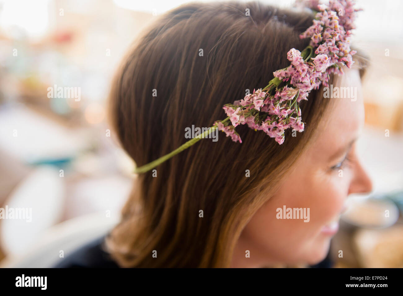 Frau mit Blumen auf Kopf Stockfoto