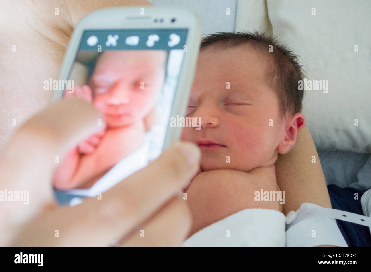 Fotografieren neugeborene Tochter Mutter Stockfoto