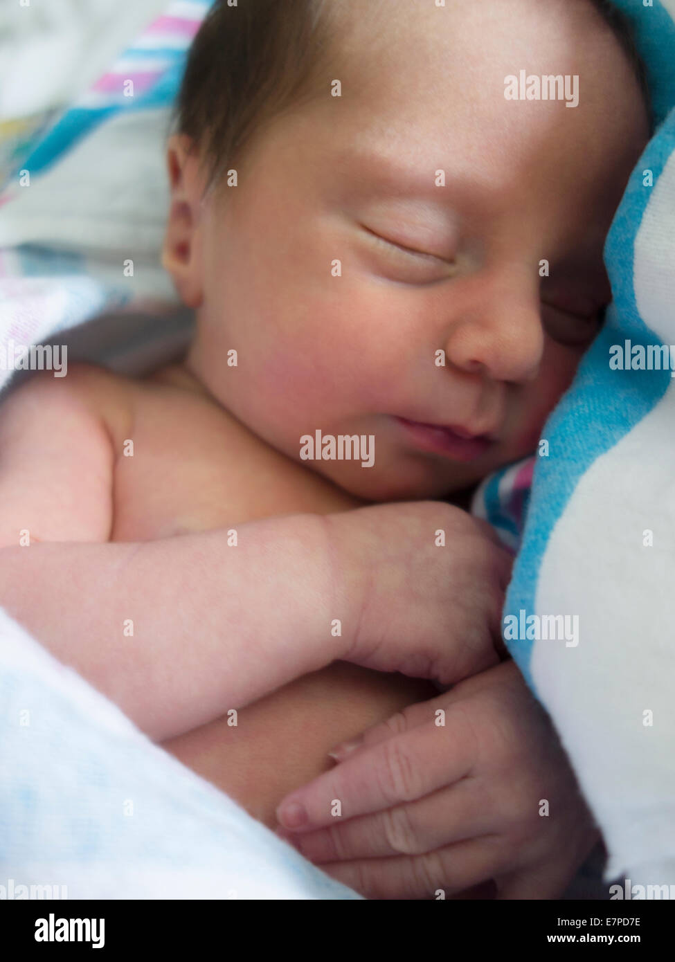 Neugeborene Mädchen schläft Stockfoto