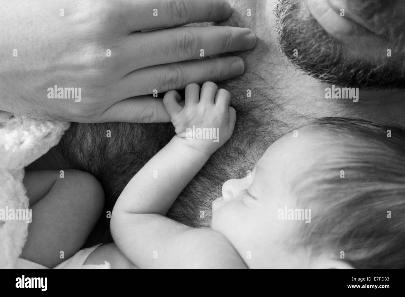 Vater Holding neugeborene Tochter Stockfoto