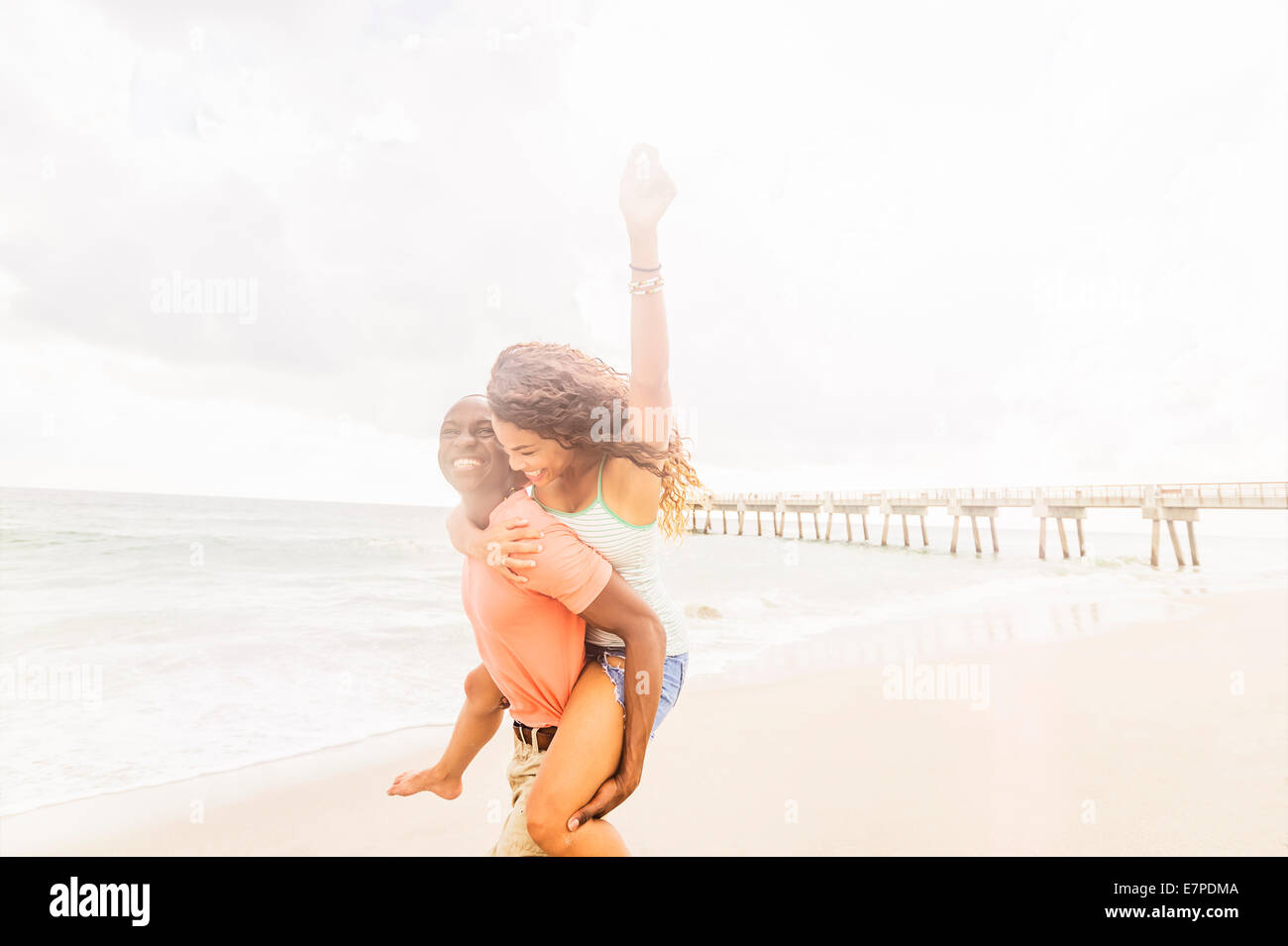 USA, Florida, Jupiter, junges Paar am Strand spielen Stockfoto