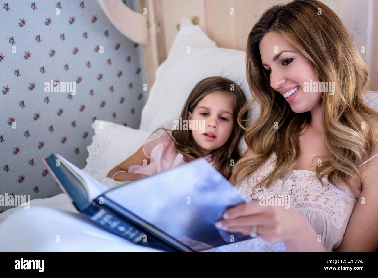 Mutter Lesung Gutenachtgeschichte zu ihrer Tochter (4-5) Stockfoto