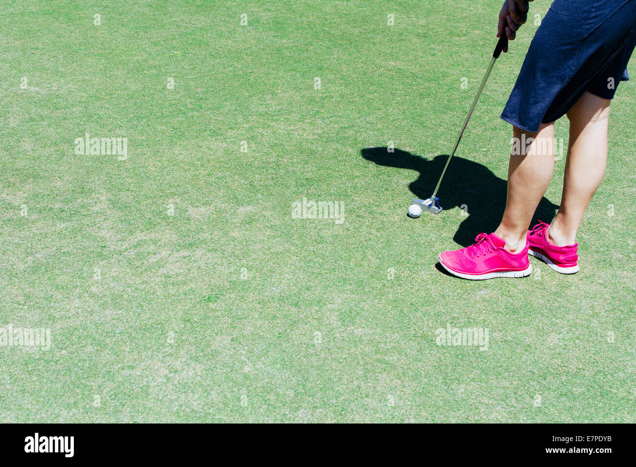 Geringer Teil der Mann spielt golf Stockfoto