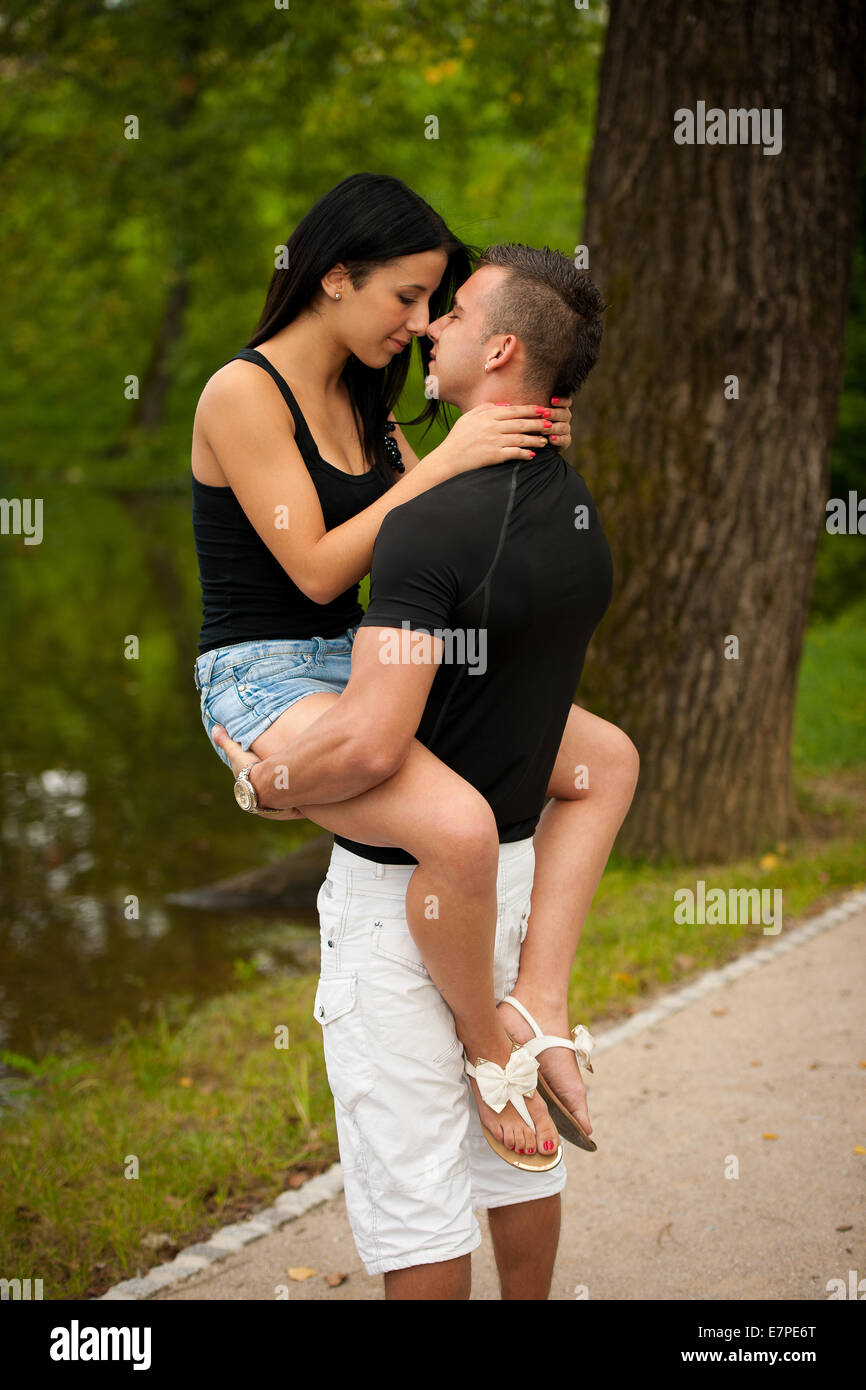 Teenager-Paar an einem späten Sommernachmittag im park Stockfoto