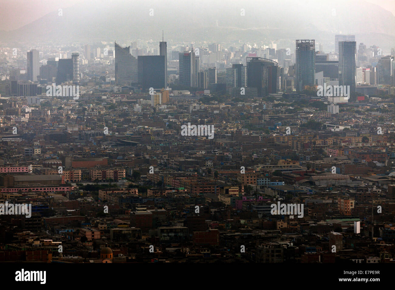 Peru, Lima, erhöhten Blick auf überfüllten Stadt Stockfoto